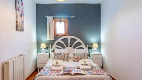 Un dormitorio con una cama con dos libros. en Casa Rural La Rubia Nigüelas by Ruralidays, en Nigüelas