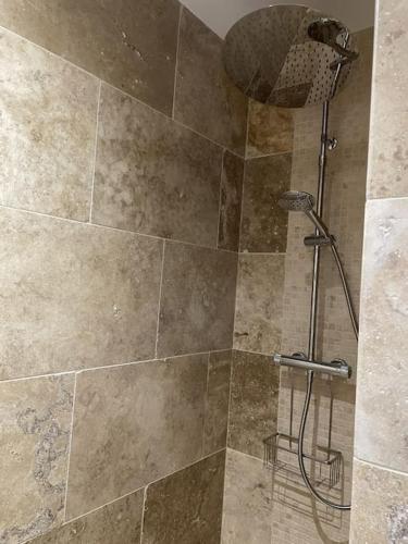 une douche avec pommeau de douche dans une salle de bain dans l'établissement Magnifique appartement T3 tout confort, à Perpignan