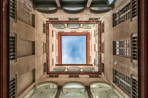 een uitzicht vanaf de binnenkant van een gebouw met een raam bij Hotel Astoria in Genua