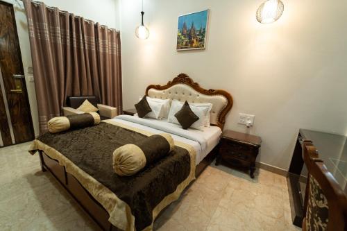 Shree Ganesha Palace Near Kashi Vishwanath Templeにあるベッド