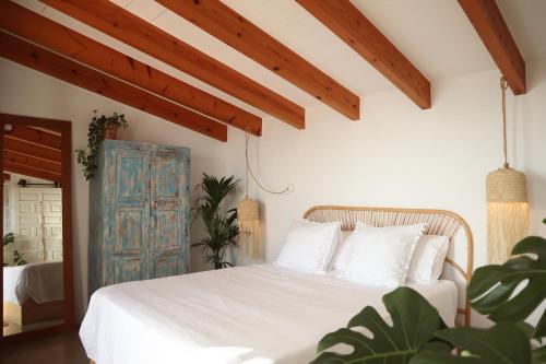 ein Schlafzimmer mit einem weißen Bett und einer blauen Tür in der Unterkunft Portal Vell Altea - LA BARRETA in Altea