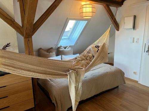 ein Hängemattenbett in einem Zimmer mit Fenster in der Unterkunft Wohlfühl Loft - Seenähe, Netflix, Boxspringbett, Küche in Bregenz