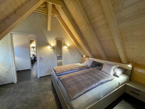 een slaapkamer met een groot bed op zolder bij Quartier 22 in Kurort Steinbach-Hallenberg