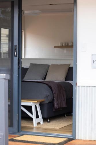 Ein Bett oder Betten in einem Zimmer der Unterkunft Nornalup Riverside Chalets