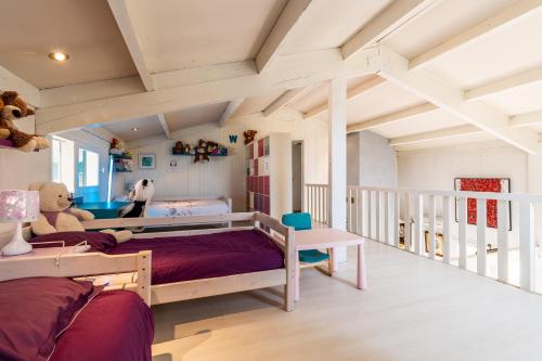 ein Kinderschlafzimmer mit einem Bett und einem Tisch in der Unterkunft Villa bleue in Sanguinet