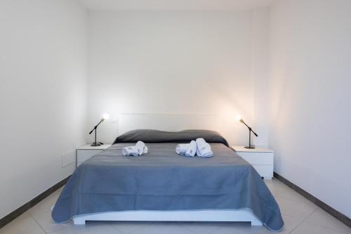 Un dormitorio con una cama con dos toallas encima. en Santo Stefano di Magra Modern Apartments, en Santo Stefano di Magra