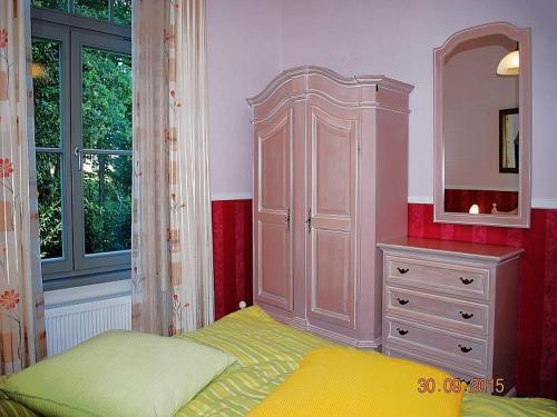 ヘリングスドルフにあるSan-Marino-App-04のベッドルーム1室(ベッド1台、ドレッサー、鏡付)