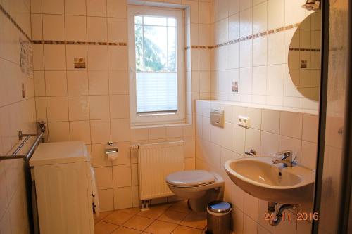 a bathroom with a toilet and a sink at Strandoase-Whg-16 in Heringsdorf