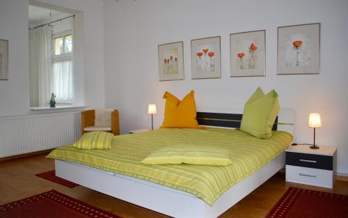 una camera da letto con un grande letto con cuscini gialli di Haus-Wanda-App-06 a Ahlbeck