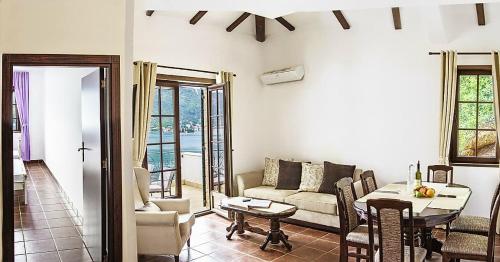 un soggiorno con divano e tavolo di Apartments Boka Vista a Kamenari