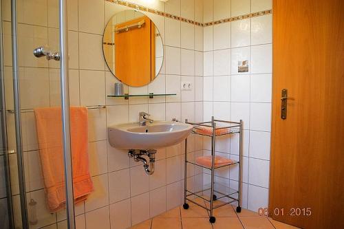 ヘリングスドルフにあるStrandoase-Whg-13のバスルーム(シンク、鏡、シャワー付)