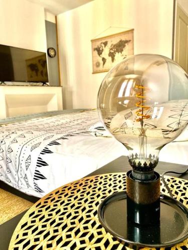Una cama o camas en una habitación de Rooftop Face à la Cité 'RFC'
