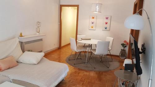 a living room with a table and a couch at Apartamento Cartellà 3 habitaciones in Barcelona