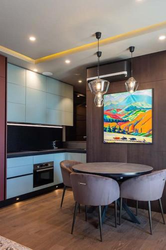 キシナウにあるLuxury apartment in the superb locationのキッチン(ダイニングルームテーブル、椅子付)