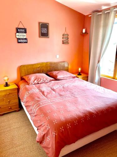 Una cama o camas en una habitación de Rooftop Face à la Cité 'RFC'