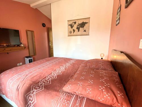 Una cama o camas en una habitación de Rooftop Face à la Cité 'RFC'