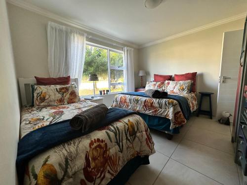 a bedroom with two beds and a window at Allalapstix in Reebok