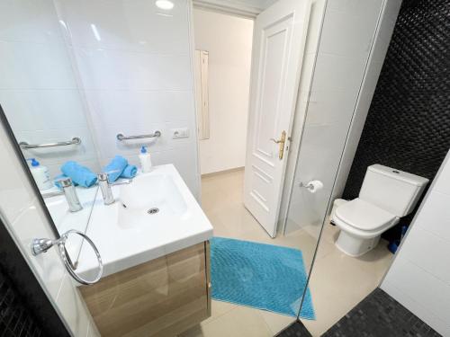 a bathroom with a white sink and a toilet at Studioapartment Borinquen in Playa Fañabe
