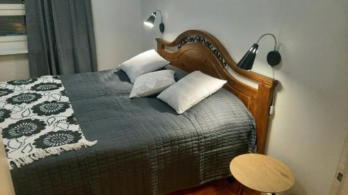 Apartment Puijo & autotalli tesisinde bir odada yatak veya yataklar