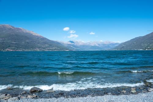 a large body of water with mountains in the background at Casa ORI in Perledo