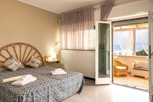 Schlafzimmer mit einem Bett und Meerblick in der Unterkunft A casa di Pietro Due in Leporano