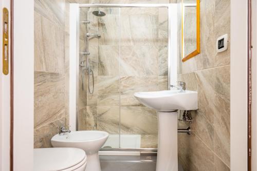 ein Bad mit einem WC, einem Waschbecken und einer Dusche in der Unterkunft A casa di Pietro Due in Leporano