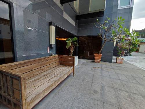 a wooden bench in front of a building at 沐棧行旅-花蓮Muchan Hotel-Hualien in Jian