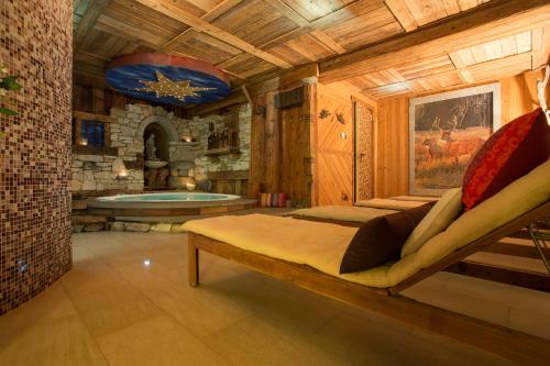 Camera con letto e vasca da bagno. di Apartments Suites LAC BLEU a Breuil-Cervinia