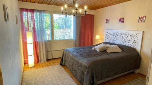 - une chambre avec un lit et 2 oreillers dans l'établissement Omakotitalo 100m2, 3 makuuhuonetta Joensuu, à Joensuu