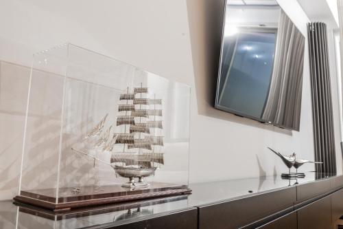 Niblue Seaview Apartment في سلانيك: خزانة عرض زجاجية مع نموذج السفينة