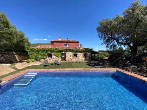 willa z basenem przed domem w obiekcie Casas Rurales Monasterio de Rocamador w mieście Almendral