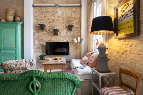 a living room with a couch and a table at CSE San Bernardo in Seville