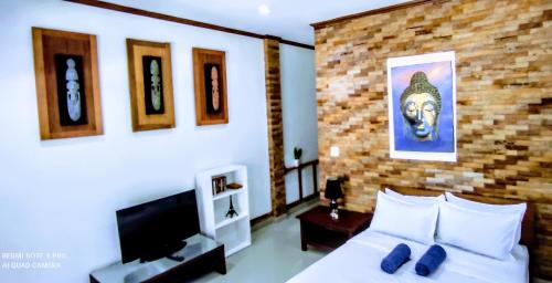 een slaapkamer met een bed en een flatscreen-tv bij Number SIX house for up to 5 guests with 2 bedrooms in Ko Samed