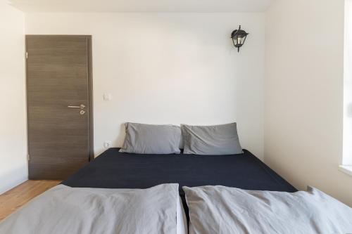 Katil atau katil-katil dalam bilik di Apartments Rok