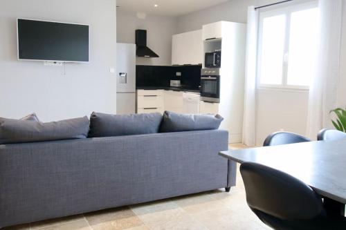 un salon avec un canapé et une table dans l'établissement ILNA St Rémy de Provence, à Saint-Rémy-de-Provence