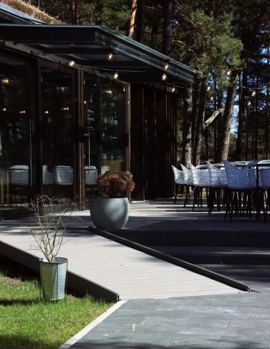 Un restaurante u otro lugar para comer en Albatross Getaway by the sea, SPA and forest with a Terrace