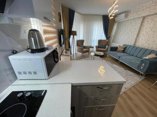 eine Küche und ein Wohnzimmer mit einem Sofa in der Unterkunft King Suite OK0 in Esenyurt
