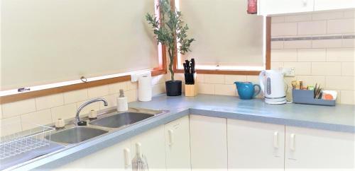 Η κουζίνα ή μικρή κουζίνα στο Kennington Units