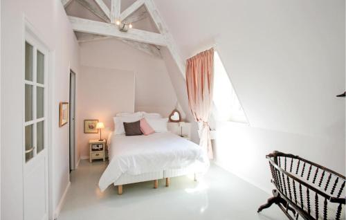 een witte slaapkamer met een wit bed en een raam bij Stunning Home In Coly With Wifi in Coly