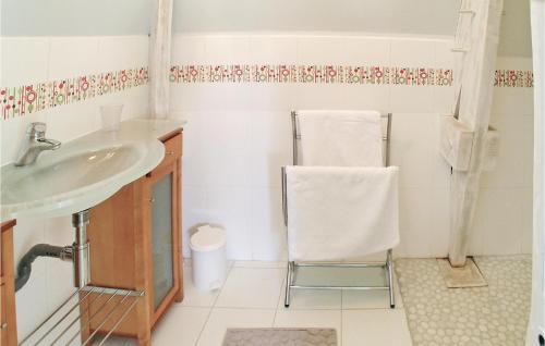 een badkamer met een wastafel en een stoel. bij Stunning Home In Coly With Wifi in Coly