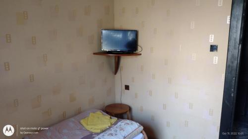 a small room with a small tv on a wall at Gospodarstwo Agroturystyczne Agroletnica in Świdnica