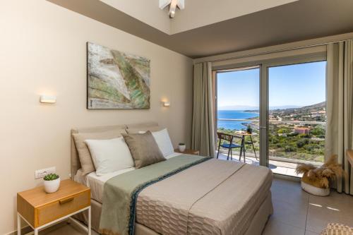 Asteris Hotel في سكالا كيفالونياس: غرفة نوم مع سرير وإطلالة على المحيط