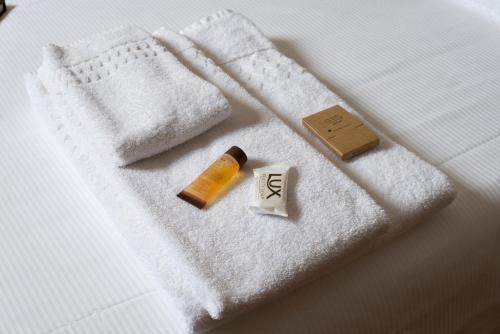 uma toalha branca com uma garrafa de sabão e uma barra de sabão em I Sogni della Memoria em Ragusa
