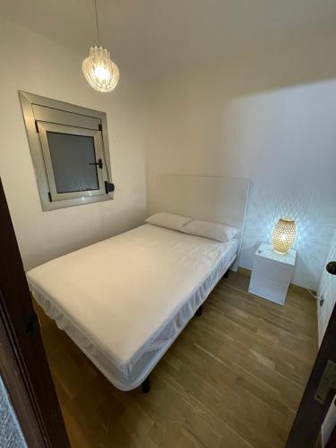 Dormitorio pequeño con cama y espejo en Habitación acogedora en BCN en Esplugues de Llobregat