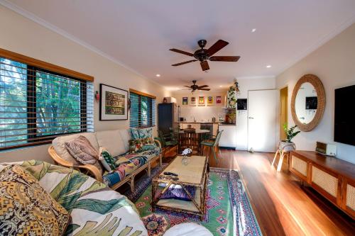 uma sala de estar com um sofá e uma mesa em Tropical Boho Nightcliff Casinha 3BR 1.5BR em Nightcliff