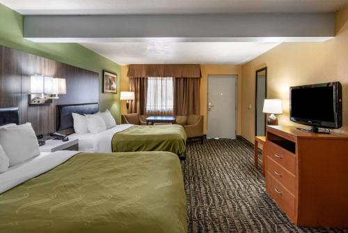 Una cama o camas en una habitación de Quality Inn