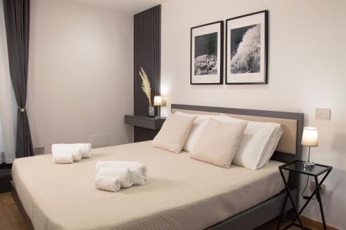 sypialnia z łóżkiem i dwoma ręcznikami na nim w obiekcie Luxury House Dogana 37 w mieście Salerno