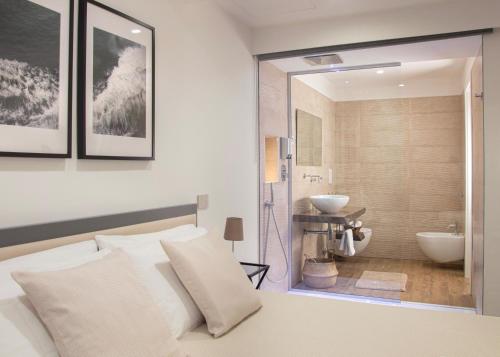 sypialnia z łóżkiem oraz łazienka z umywalką w obiekcie Luxury House Dogana 37 w mieście Salerno