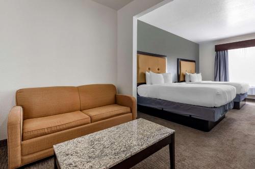 a hotel room with a bed and a couch at Comfort Inn & Suites Gatesville near Fort Cavazos in Gatesville