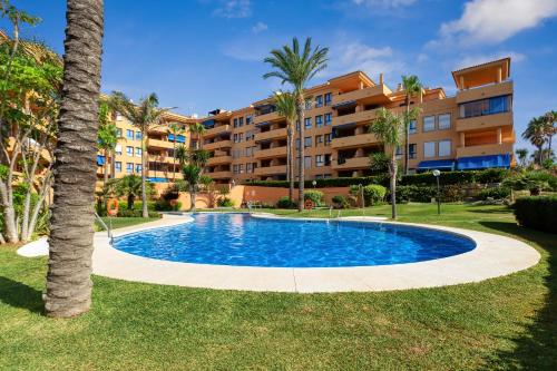 una piscina di fronte a un complesso di appartamenti di Appartement Aldea Hills, Manilva a Manilva